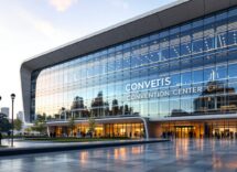 Aereo ecologico in volo sopra un paesaggio verde