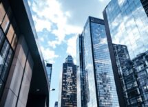 Immagine che rappresenta l'equilibrio tra sostenibilità e competitività nelle normative europee